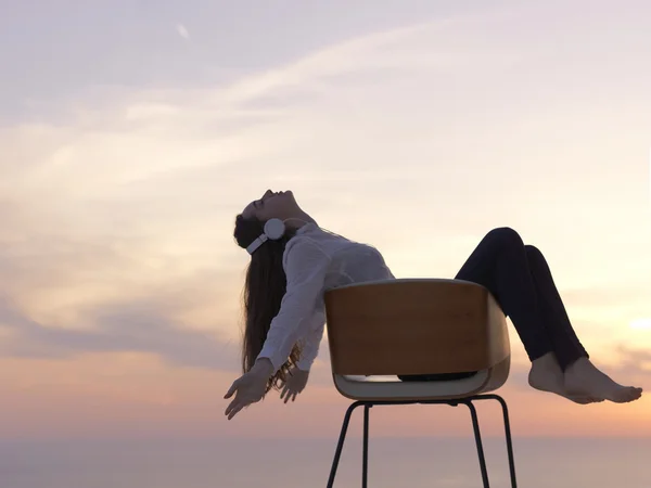 Jovem mulher desfrutar do pôr do sol — Fotografia de Stock