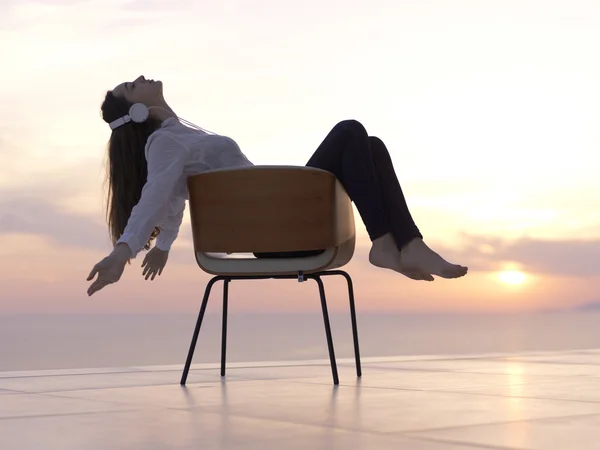 Jonge vrouw genieten van de zonsondergang — Stockfoto