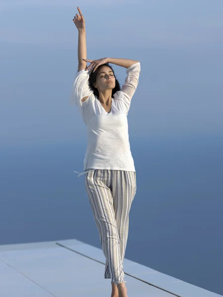 Young woman enjoy sunset — Stock Photo, Image