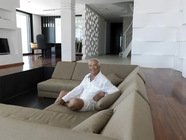 Senior man ontspannen op de sofa — Stockfoto