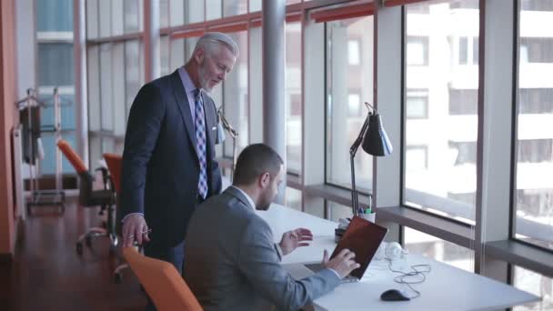 Gente de negocios hablando en la oficina — Vídeo de stock