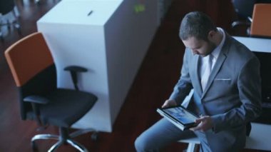 Tablet bilgisayarda çalışan iş adamı