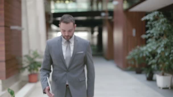 Businessman with tablet computer — Stock Video