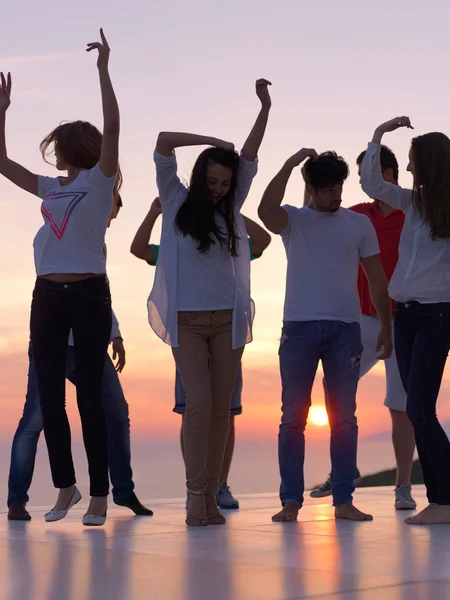 Pessoas de festa ao pôr do sol — Fotografia de Stock