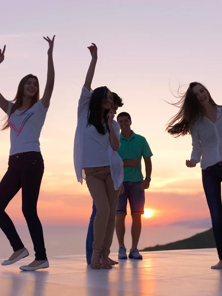 Party folk vid solnedgången — Stockfoto