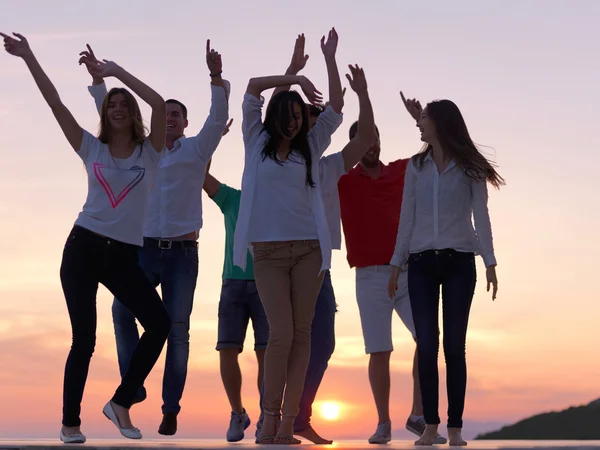 Gente de fiesta al atardecer — Foto de Stock