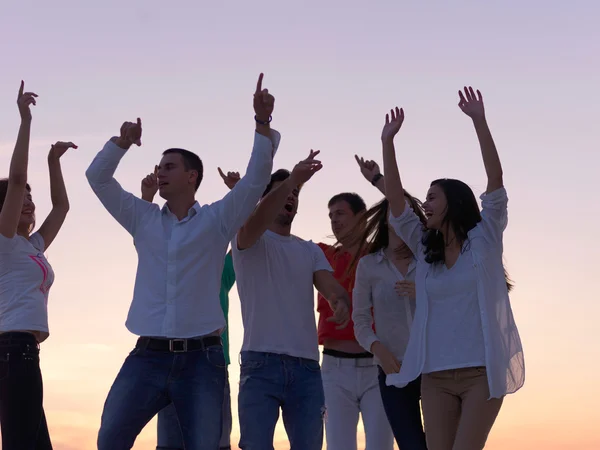 Partyvolk bei Sonnenuntergang — Stockfoto