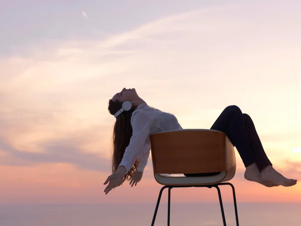 Счастливая Молодая Женщина Наслаждается Закатом Время Танца Музыкой Наушниках — стоковое фото