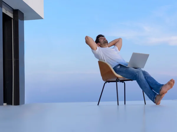Entspannter junger Mann auf dem heimischen Balkon — Stockfoto