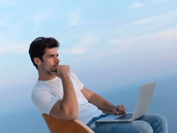 Entspannter junger Mann auf dem heimischen Balkon — Stockfoto