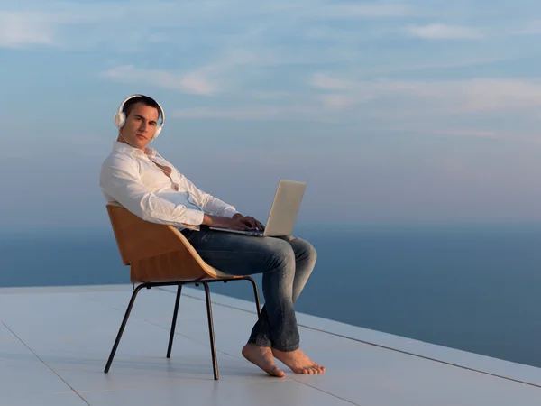 Rilassato giovane uomo a casa balcone — Foto Stock