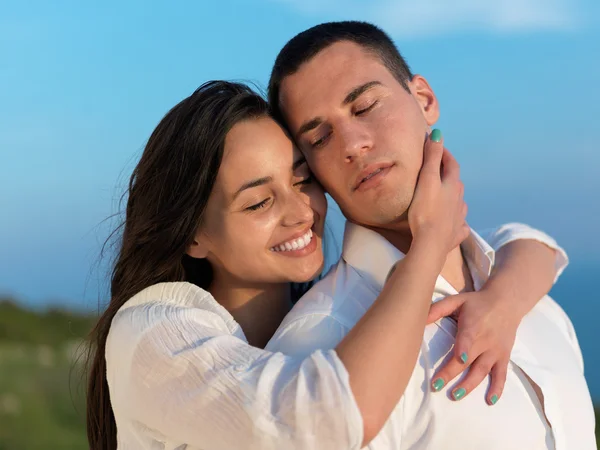 Felice giovane coppia romantica — Foto Stock