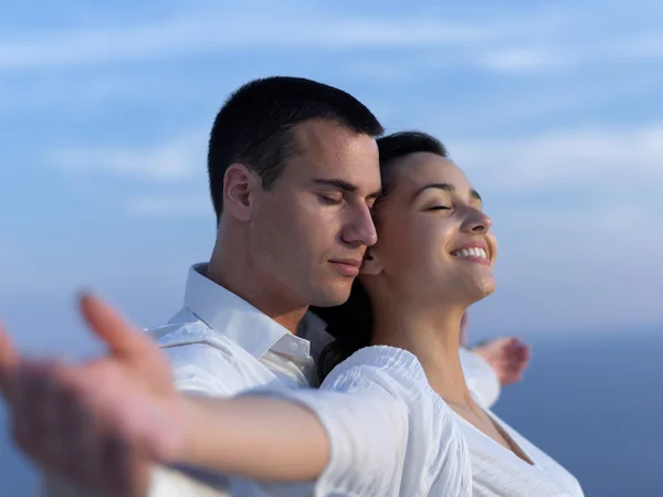 Felice giovane coppia romantica — Foto Stock