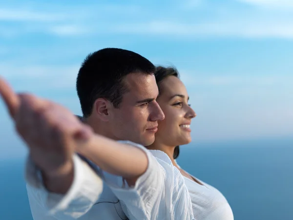 Felice giovane coppia romantica — Foto Stock