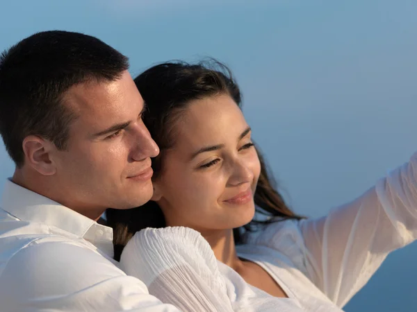 Feliz jovem casal romântico — Fotografia de Stock