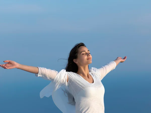 Young woman enjoy sunset — Stock Photo, Image