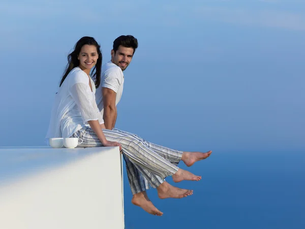 Uvolněné mladý pár na terase — Stock fotografie