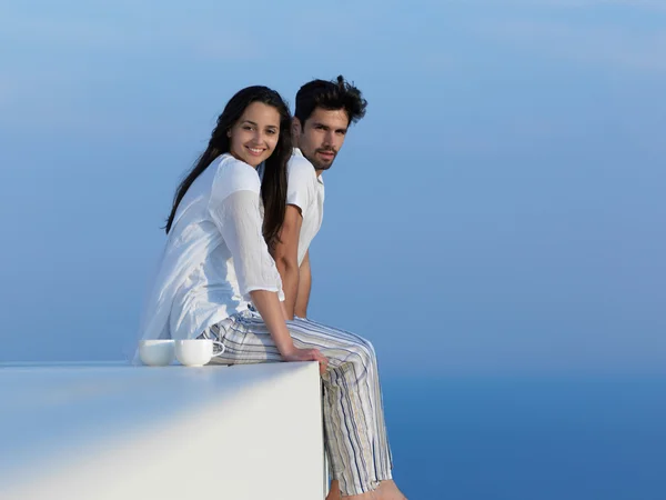 Avslappnad ungt par på terrace — Stockfoto
