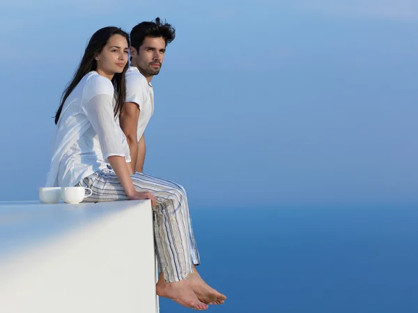 Relaxado jovem casal no terraço — Fotografia de Stock