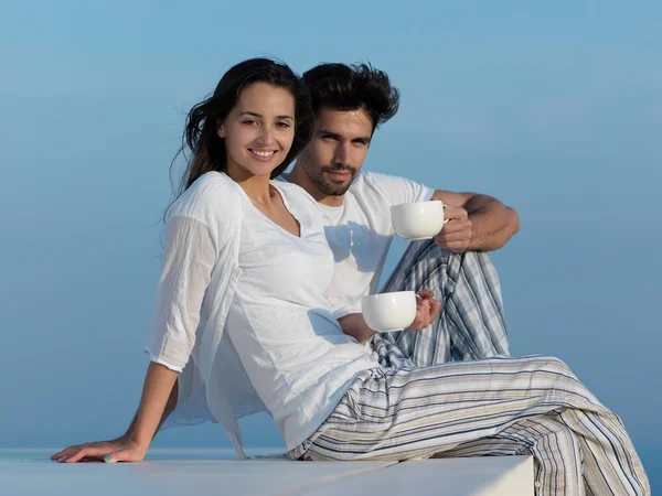 Avslappnad ungt par på terrace — Stockfoto