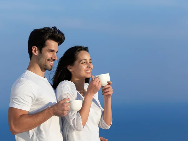 Jeune couple détendu sur la terrasse — Photo