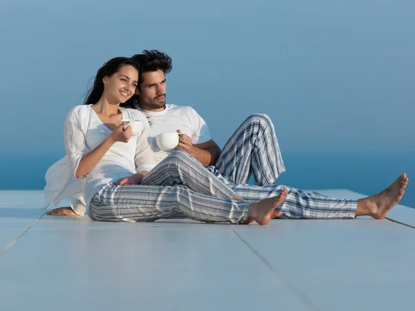 Relaxado jovem casal no terraço — Fotografia de Stock