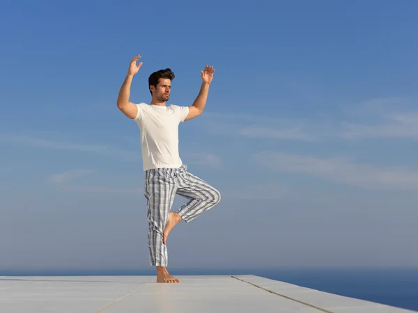 Giovane uomo che pratica yoga — Foto Stock