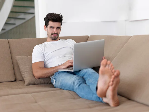 Vrouw thuis werken op laptopcomputer — Stockfoto