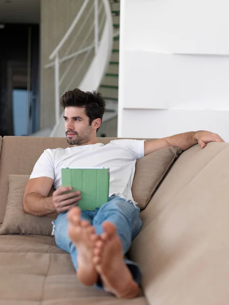 Hombre usando tableta en casa —  Fotos de Stock