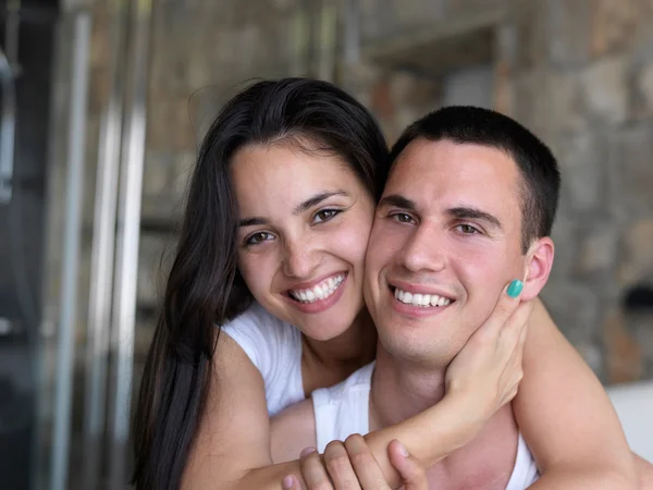 Casal relaxar e se divertir na cama — Fotografia de Stock