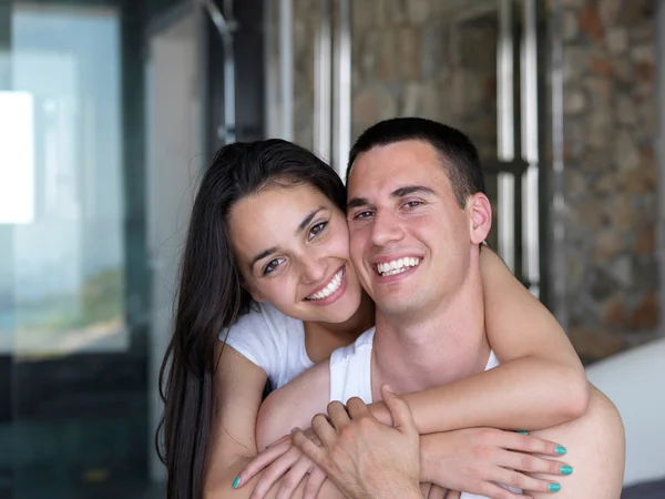 Feliz Pareja Joven Relajarse Divertirse Cama — Foto de Stock