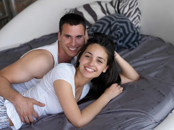 Paar ontspannen en plezier hebben in bed — Stockfoto