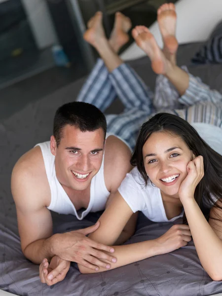 Paar ontspannen en plezier hebben in bed — Stockfoto