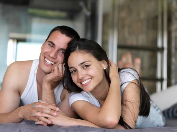 Casal relaxar e se divertir na cama — Fotografia de Stock