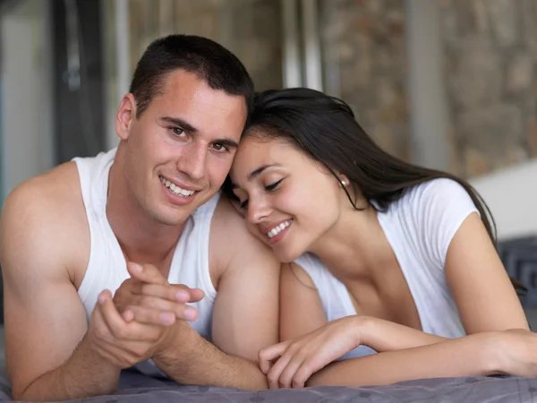 Paar ontspannen en plezier hebben in bed — Stockfoto