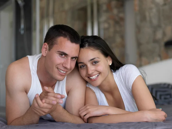 Paar ontspannen en plezier hebben in bed — Stockfoto