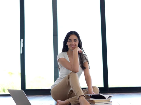 Vrouw thuis werken op laptopcomputer — Stockfoto