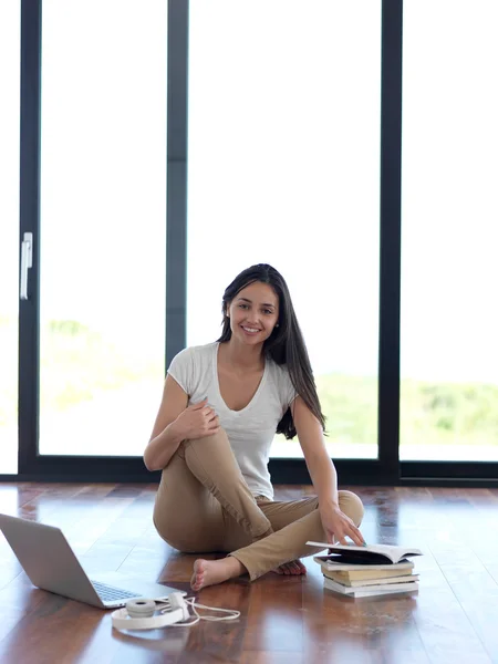 Mujer en casa trabajando en el ordenador portátil —  Fotos de Stock