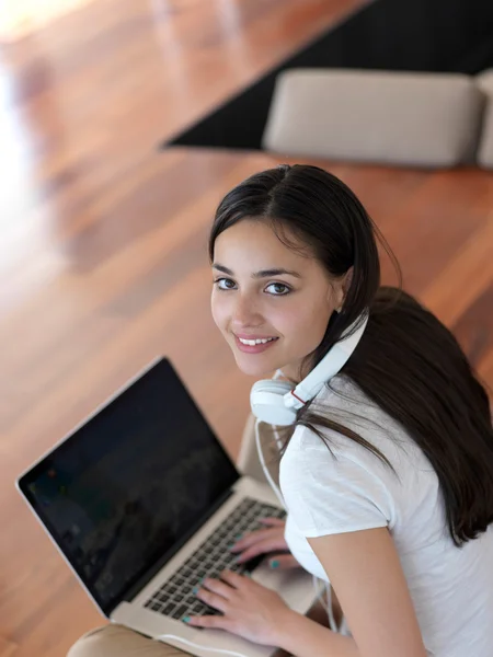 Donna a casa a lavorare sul computer portatile — Foto Stock