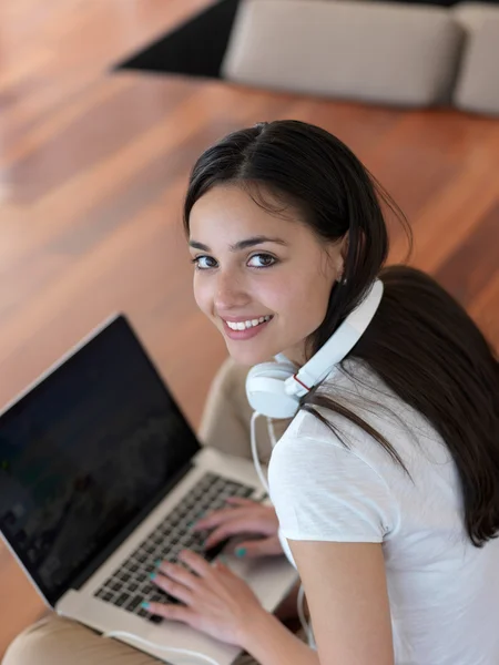 Woman at home working on laptop computer — Stock Photo, Image