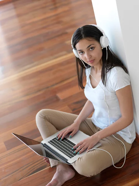 Woman at home working on laptop computer — Stock Photo, Image