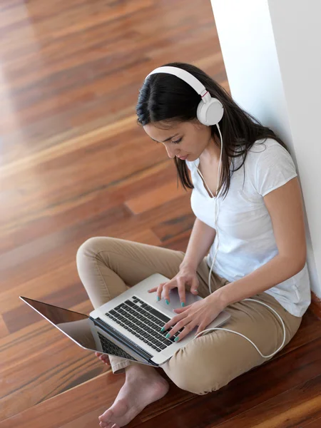 Vrouw thuis werken op laptopcomputer — Stockfoto