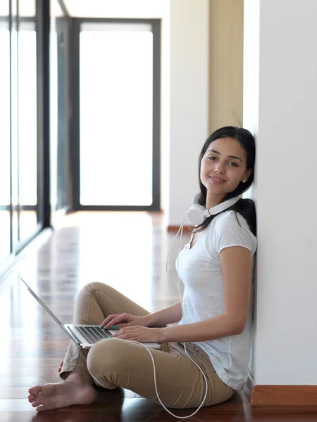 Mulher em casa trabalhando no computador portátil — Fotografia de Stock