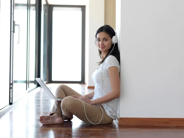 Vrouw thuis werken op laptopcomputer — Stockfoto