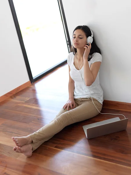 Woman at home working on laptop computer — Stock Photo, Image