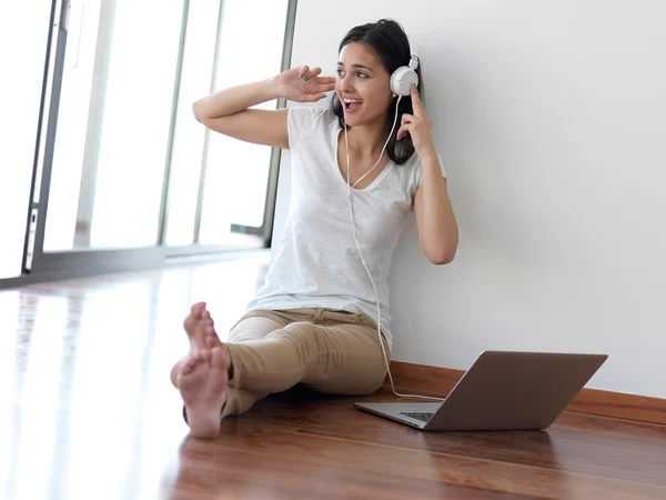 Mulher em casa trabalhando no computador portátil — Fotografia de Stock