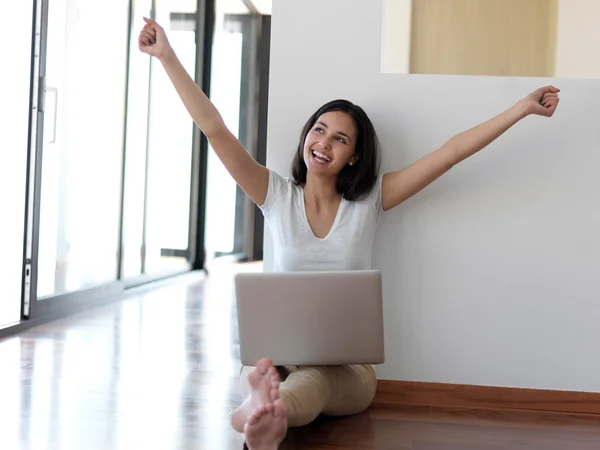 Güzel Genç Kadın Dinlenmek Dizüstü Bilgisayar Modern Evde Çalışma — Stok fotoğraf