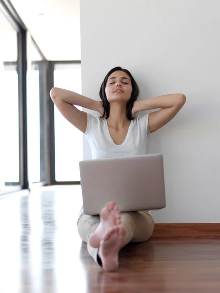Schöne Junge Frau Entspannen Und Arbeiten Laptop Computer Hause — Stockfoto
