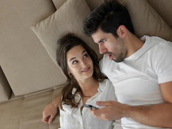 Casal jovem fazendo selfie juntos — Fotografia de Stock