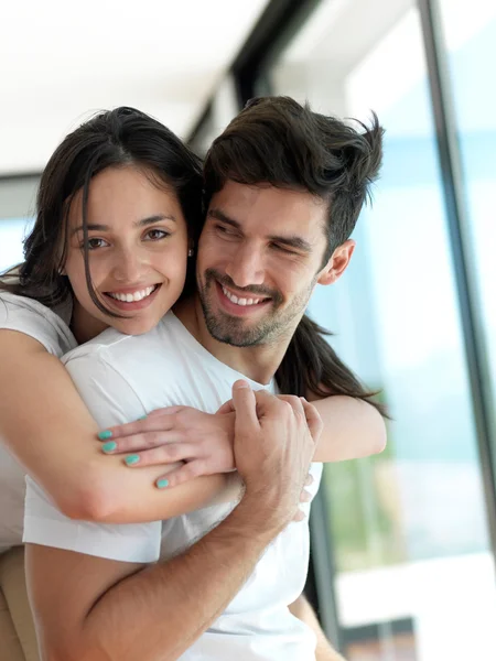 Relaxado jovem casal em casa — Fotografia de Stock